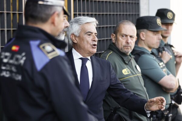 epa11274296 Former vice-president of the Spanish Royal Soccer Federation (RFEF) and current aspirant for Presidency Pedro Rocha (C) arrives to court to testify in the Brody Case in which former president of the RFEF Luis Rubiales is being investigated for alleged corruption during his work at the Federation in Majadahonda, Madrid, Spain, 11 April 2024.  EPA/Rodrigo Jimenez
