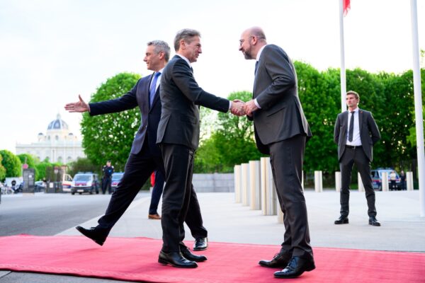 epa11275373 Austrian Chancellor Karl Nehammer (L) and the European Council President Charles Michel (R) welcome the Prime Minister of Slovenia Robert Golob (C) ahead of a meeting at the Austrian Chancellery in Vienna, Austria, 12 April 2024. At an informal summit Chancellor Nehammer will hold meetings on EU's agenda for next years.  EPA/MAX SLOVENCIK