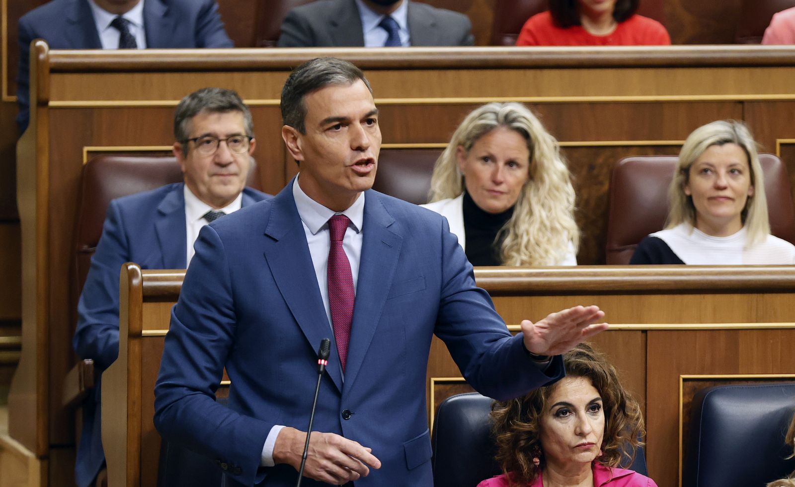 epa11297069 Spain's Prime Minister Pedro Sanchez (L) speaks during question time at the Lower House in Madrid, Spain, 24 April 2024.  EPA/J.P. GANDUL