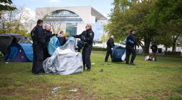 epa11302411 Police officers dismantle tents of a pro-Palestine protest camp in front of the Reichstag building in Berlin, Germany, 26 April 2024. A pro-Palestine protest camp set up at the Berlin Chancellery was closed and deconstructed by Berlin Police after repeated criminal offenses and violations of the restrictions, Berlin Police said.  EPA/CLEMENS BILAN