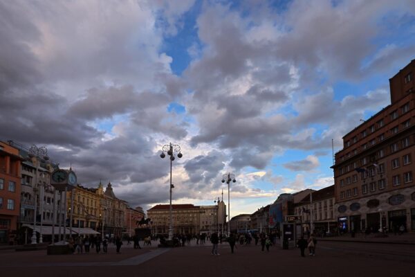 02.04.2024., Zagreb - Gradska svakodnevica. Tmurno i oblacno poslijepodne u sredistu grada. Photo: Sanjin Strukic/PIXSELL