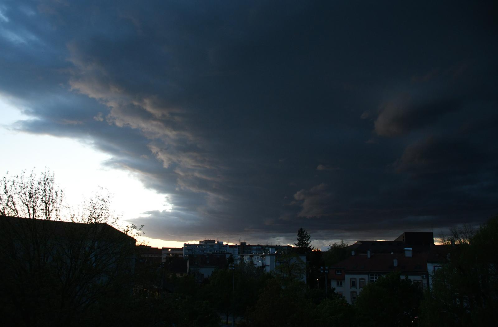 02.04.2024.,Sisak - Tamni oblaci na nebu iznad Siska.  Photo: Nikola Cutuk/PIXSELL