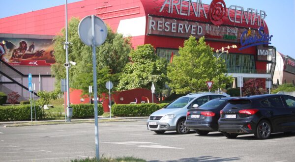 02.07.2023., Zagreb - Zauzeta su tek poneka parkiralisna mjesta ispred Arena centra zbog primjenjivanja novog zakona o neradnim nedjeljama. Photo: Lovro Domitrovic/PIXSELL