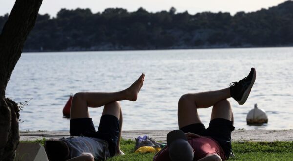 05.04.2024., Sibenik - Lijepo i suncano poslijepodne na sibenskoj rivi, setaju domaci i turisti. Photo: Dusko Jaramaz/PIXSELL
