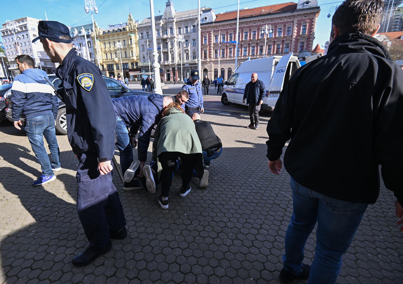 6.4.2024., Zagreb - Policija lovila mladica po trgu. Muska krunica prve subote u mjesecu. Privodjenje sudionika. Photo: Neva Zganec/PIXSELL