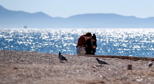 17.03.2024., Zadar - Brojni zadrani odlucili provesti suncan dan u setnji uz more dok su se oni hrabriji odlucili osuncati i okupati Photo: Sime Zelic/PIXSELL