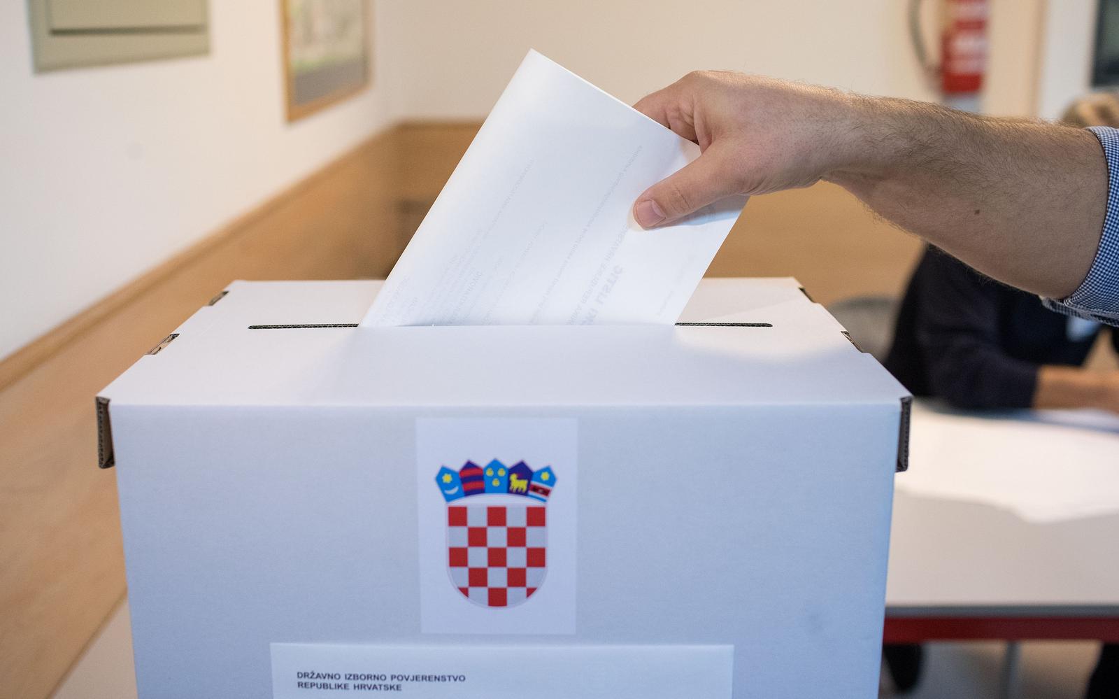 22.12.2019., Zagreb - U 7 sati ujutro otvorila su se biracka mjesta za izbor predsjednika Republike Hrvatske. Photo: Igor Kralj/PIXSELL