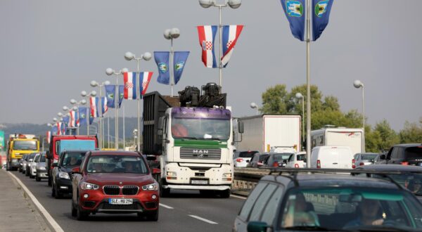 29.09.2021., Zagreb - Zbog iznenada zatvorene dionice autoceste A2 izmedju Jankomira i Zapresica dolazi do velikih prometnih guzvi. Photo: Robert Anic/PIXSELL