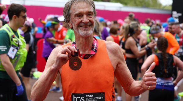 Athletics - London Marathon - London, Britain - April 21, 2024  Manchester United co owner Jim Ratcliffe poses with his medal after finishing the marathon REUTERS/Matthew Childs Photo: Matthew Childs/REUTERS