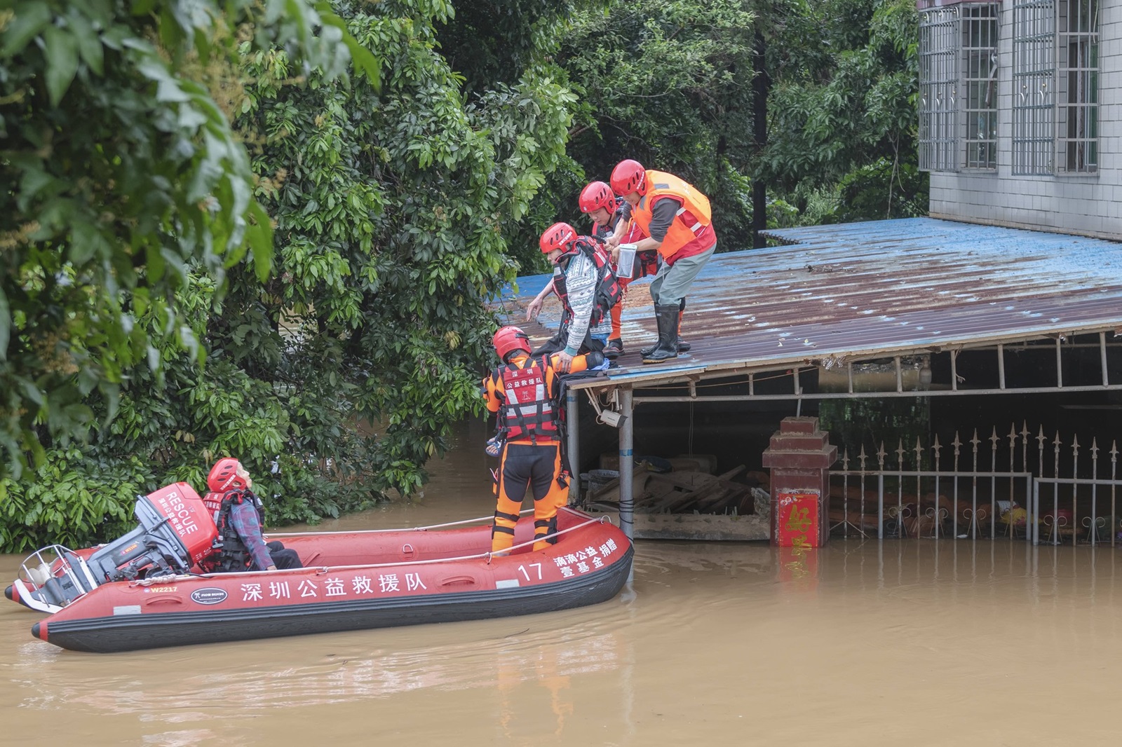 QINGYUAN, CHINA - APRIL 21: Rescuers evacuate trapped villagers after torrential rains on April 21, 2024 in Qingyuan, Guangdong Province of China. China s State Flood Control and Drought Relief Headquarters has renewed a Level-III emergency response to possible flooding in Guangdong province. Copyright: xVCGx 111492208855,Image: 866881623, License: Rights-managed, Restrictions: imago is entitled to issue a simple usage license at the time of provision. Personality and trademark rights as well as copyright laws regarding art-works shown must be observed. Commercial use at your own risk.;PUBLICATIONxNOTxINxCHN, Credit images as "Profimedia/ IMAGO", Model Release: no, Credit line: IMAGO / imago stock&people / Profimedia