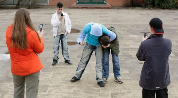 two fighting boys are being filmed by three other teenagers with their mobile phones,Image: 11033743, License: Rights-managed, Restrictions: , Model Release: yes, Credit line: Kuttig - People / Alamy / Alamy / Profimedia