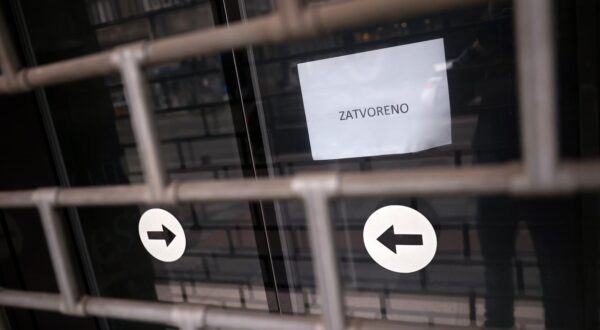 05.01.2023., Sarajevo, Bosna i Hercegovina - Natpis zatvoreno na sarajevskoj poslovnici McDonaldsa.  Photo: Armin Durgut/PIXSELL