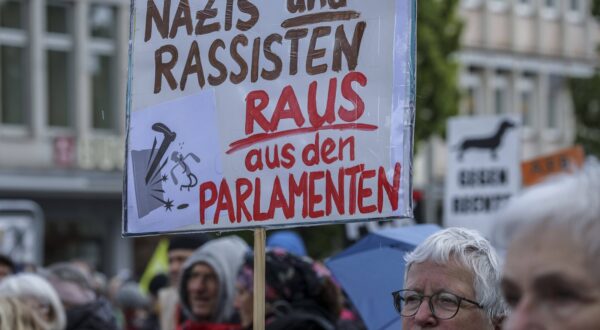 20.04.2024, Demonstration für AfD-Verbot, Nürnberg: Am Nachmittag gingen rund 300 Personen auf die Straße um gegen die rechtsextreme Partei Alternative für Deutschland AfD zu protestieren und zugeleich ein Verbotsverfahren gegen jene Partei zu fordern. Am Rande demonstrierten ca. 20 Personen für die Rechtsextremen. Bayern Deutschland Demonstration für AfD-Verbot-20 *** 20 04 2024, Demonstration for AfD ban, Nuremberg In the afternoon, around 300 people took to the streets to protest against the far-right party Alternative for Germany AfD and at the same time to call for a ban on the party On the sidelines, around 20 people demonstrated in support of the far-right Bavaria Germany Demonstration for AfD ban 20,Image: 866496373, License: Rights-managed, Restrictions: imago is entitled to issue a simple usage license at the time of provision. Personality and trademark rights as well as copyright laws regarding art-works shown must be observed. Commercial use at your own risk., Credit images as "Profimedia/ IMAGO", Model Release: no, Credit line: IMAGO / imago stock&people / Profimedia