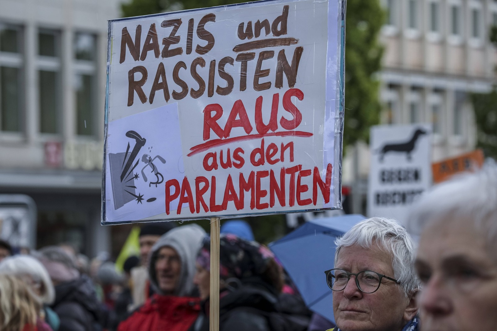 20.04.2024, Demonstration für AfD-Verbot, Nürnberg: Am Nachmittag gingen rund 300 Personen auf die Straße um gegen die rechtsextreme Partei Alternative für Deutschland AfD zu protestieren und zugeleich ein Verbotsverfahren gegen jene Partei zu fordern. Am Rande demonstrierten ca. 20 Personen für die Rechtsextremen. Bayern Deutschland Demonstration für AfD-Verbot-20 *** 20 04 2024, Demonstration for AfD ban, Nuremberg In the afternoon, around 300 people took to the streets to protest against the far-right party Alternative for Germany AfD and at the same time to call for a ban on the party On the sidelines, around 20 people demonstrated in support of the far-right Bavaria Germany Demonstration for AfD ban 20,Image: 866496373, License: Rights-managed, Restrictions: imago is entitled to issue a simple usage license at the time of provision. Personality and trademark rights as well as copyright laws regarding art-works shown must be observed. Commercial use at your own risk., Credit images as "Profimedia/ IMAGO", Model Release: no, Credit line: IMAGO / imago stock&people / Profimedia
