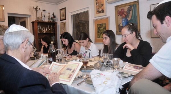 family sitting around a table set for a Jewish Festive meal on Passover transliterated as Pesach or Pesah also called chag HaMatzot Festival of Matzot,Image: 12510701, License: Rights-managed, Restrictions: , Model Release: yes, Credit line: PhotoStock-Israel / Alamy / Profimedia