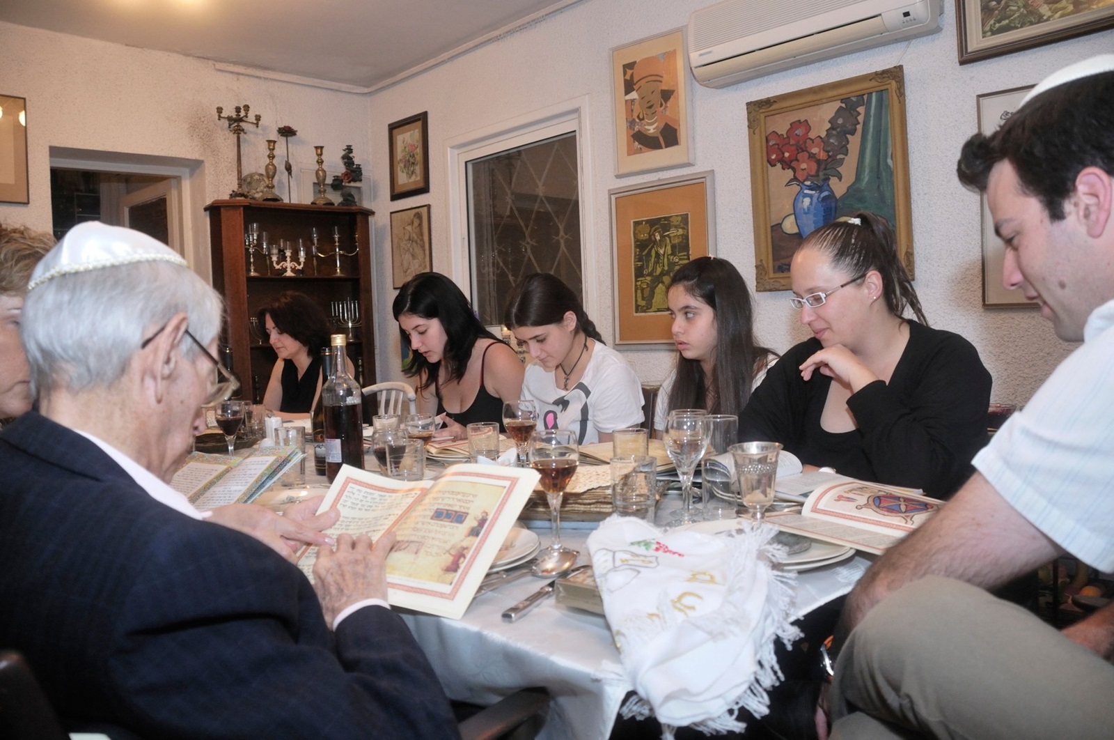 family sitting around a table set for a Jewish Festive meal on Passover transliterated as Pesach or Pesah also called chag HaMatzot Festival of Matzot,Image: 12510701, License: Rights-managed, Restrictions: , Model Release: yes, Credit line: PhotoStock-Israel / Alamy / Profimedia