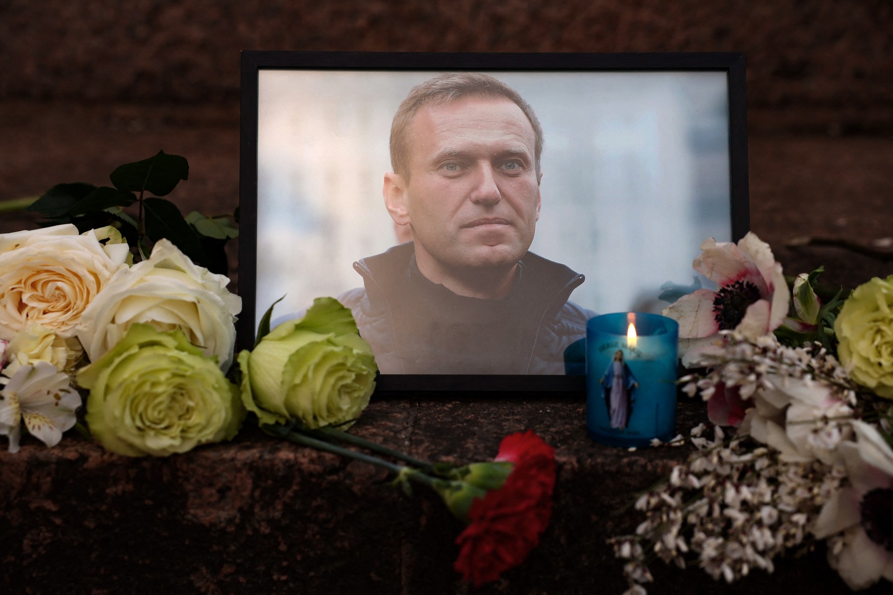 A portrait of Alexei Navalny, candles and flowers are left at a memorial in Paris on February 16, 2024, after the announcement that the Kremlin's most prominent critic had died in an Arctic prison. Russia's top opposition politician Alexei Navalny died on February 16, 2024 at the Arctic prison colony where he was serving a 19-year-term. His death after three years in detention and a poisoning which he blamed on the Kremlin deprives Russia's opposition of its figurehead at time of intense repression and Moscow's campaign in Ukraine.,Image: 847265383, License: Rights-managed, Restrictions: , Model Release: no, Credit line: Ian LANGSDON / AFP / Profimedia