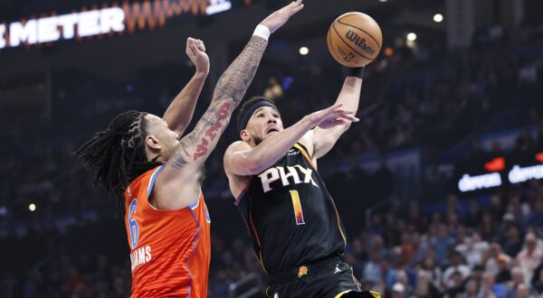 Mar 29, 2024; Oklahoma City, Oklahoma, USA; Phoenix Suns guard Devin Booker (1) goes up for a basket as Oklahoma City Thunder forward Jaylin Williams (6) defends during the first half at Paycom Center.,Image: 861021453, License: Rights-managed, Restrictions: , Model Release: no, Credit line: USA TODAY Sports / ddp USA / Profimedia