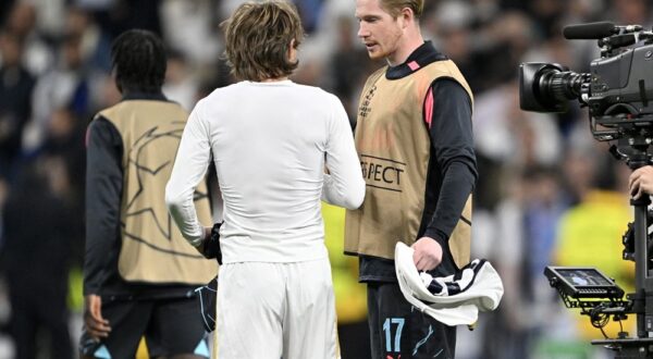 MADRID, SPAIN - APRIL 09: Luka Modric of Real Madrid and Kevin De Bruyne of Manchester City congratulate each other at the end of the UEFA Champions League Quarter-Final match between Real Madrid and Manchester City at Santiago Bernabeu Stadium in Madrid, Spain on April 09, 2024. Burak Akbulut / Anadolu/ABACAPRESS.COM,Image: 863647117, License: Rights-managed, Restrictions: , Model Release: no, Credit line: AA/ABACA / Abaca Press / Profimedia
