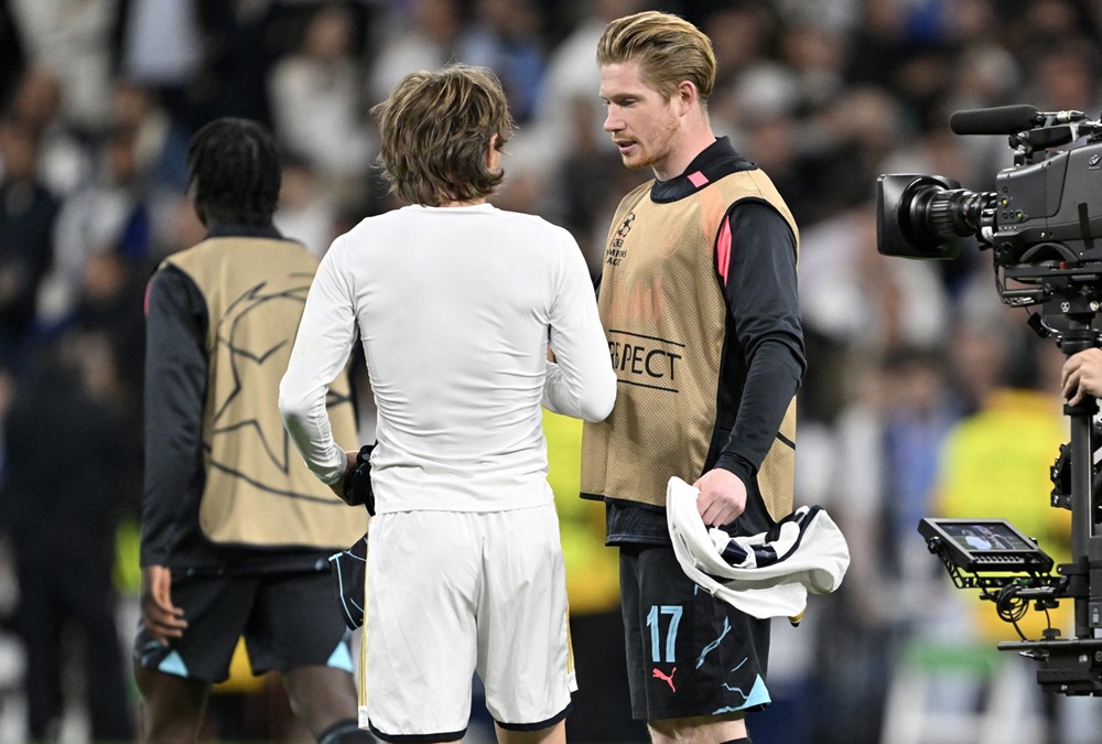 MADRID, SPAIN - APRIL 09: Luka Modric of Real Madrid and Kevin De Bruyne of Manchester City congratulate each other at the end of the UEFA Champions League Quarter-Final match between Real Madrid and Manchester City at Santiago Bernabeu Stadium in Madrid, Spain on April 09, 2024. Burak Akbulut / Anadolu/ABACAPRESS.COM,Image: 863647117, License: Rights-managed, Restrictions: , Model Release: no, Credit line: AA/ABACA / Abaca Press / Profimedia
