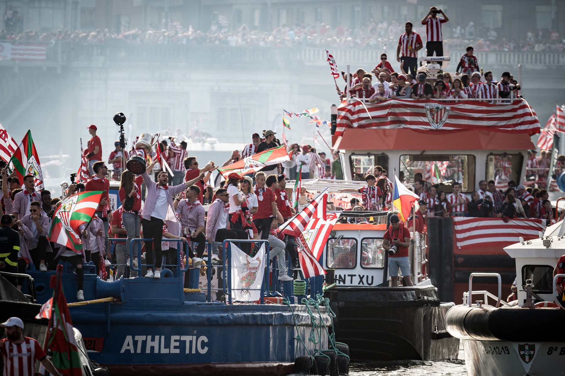 BILBAO, SPAIN - APRIL 11: Players of Athletic Club de Bilbao along with their fans celebrate their Copa del Rey victory in the traditional trophy parade with the â€œGabarraâ€ at Estuary of Bilbao, Spain on April 11, 2024. Diego Radames / Anadolu,Image: 864124792, License: Rights-managed, Restrictions: , Model Release: no, Credit line: Diego Radames / AFP / Profimedia