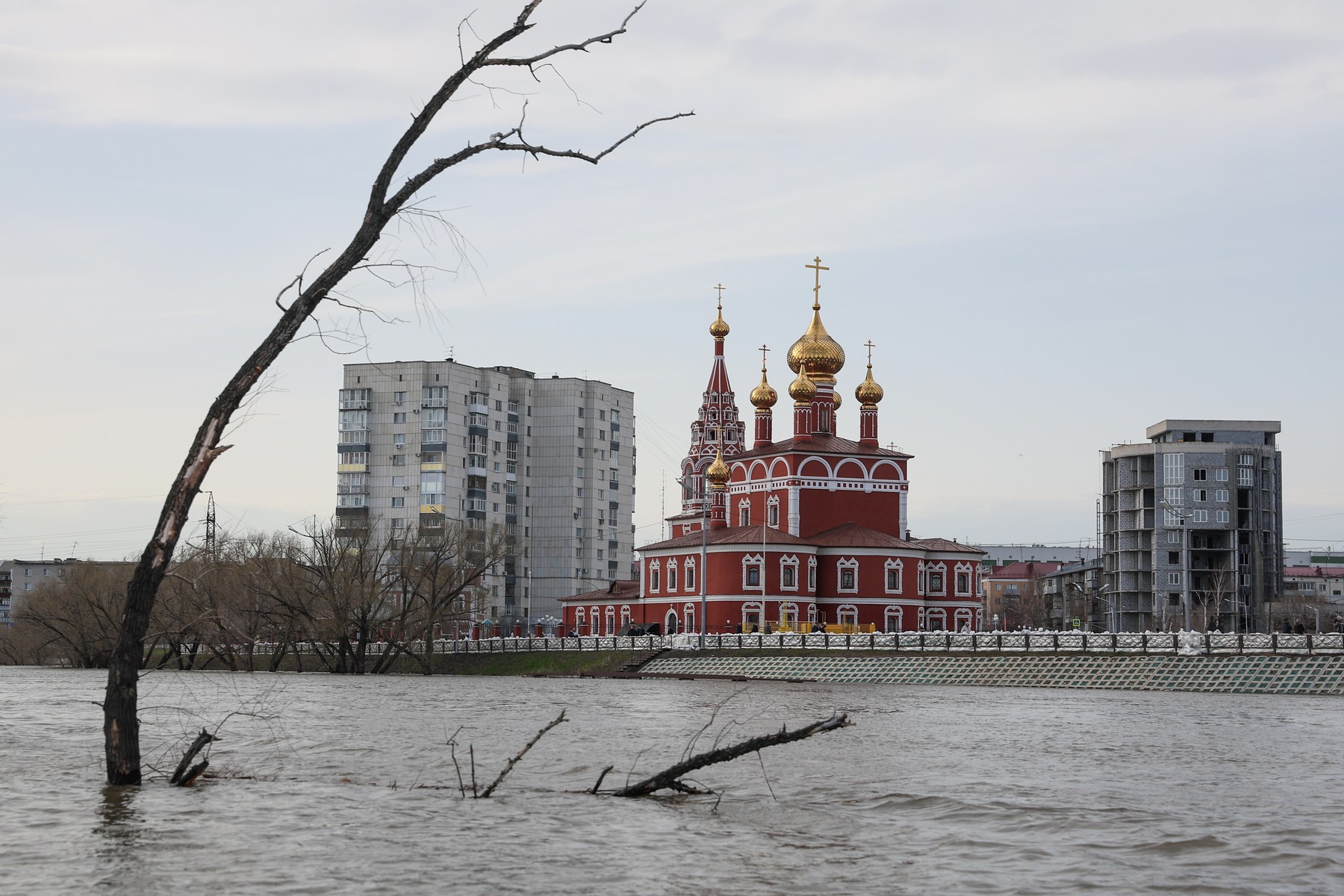 RUSSIA, KURGAN - APRIL 18, 2024: A view of flooded houses and the Epiphany Cathedral. The overflown Tobol River has caused the flooding of 2,090 residential and 3,380 country houses in the Kurgan Region. The authorities are urging the local population to evacuate, including the residents of the region's capital of Kurgan. Donat Sorokin/TASS,Image: 865897998, License: Rights-managed, Restrictions: , Model Release: no, Credit line: Donat Sorokin / TASS / Profimedia
