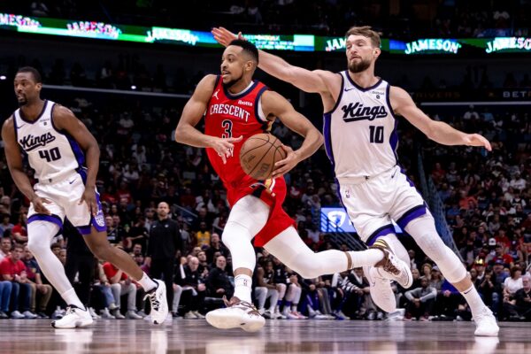 Apr 19, 2024; New Orleans, Louisiana, USA;  New Orleans Pelicans guard CJ McCollum (3) dribbles against Sacramento Kings forward Domantas Sabonis (10) in the first half during a play-in game of the 2024 NBA playoffs at Smoothie King Center.,Image: 866374174, License: Rights-managed, Restrictions: , Model Release: no, Credit line: USA TODAY Sports / ddp USA / Profimedia