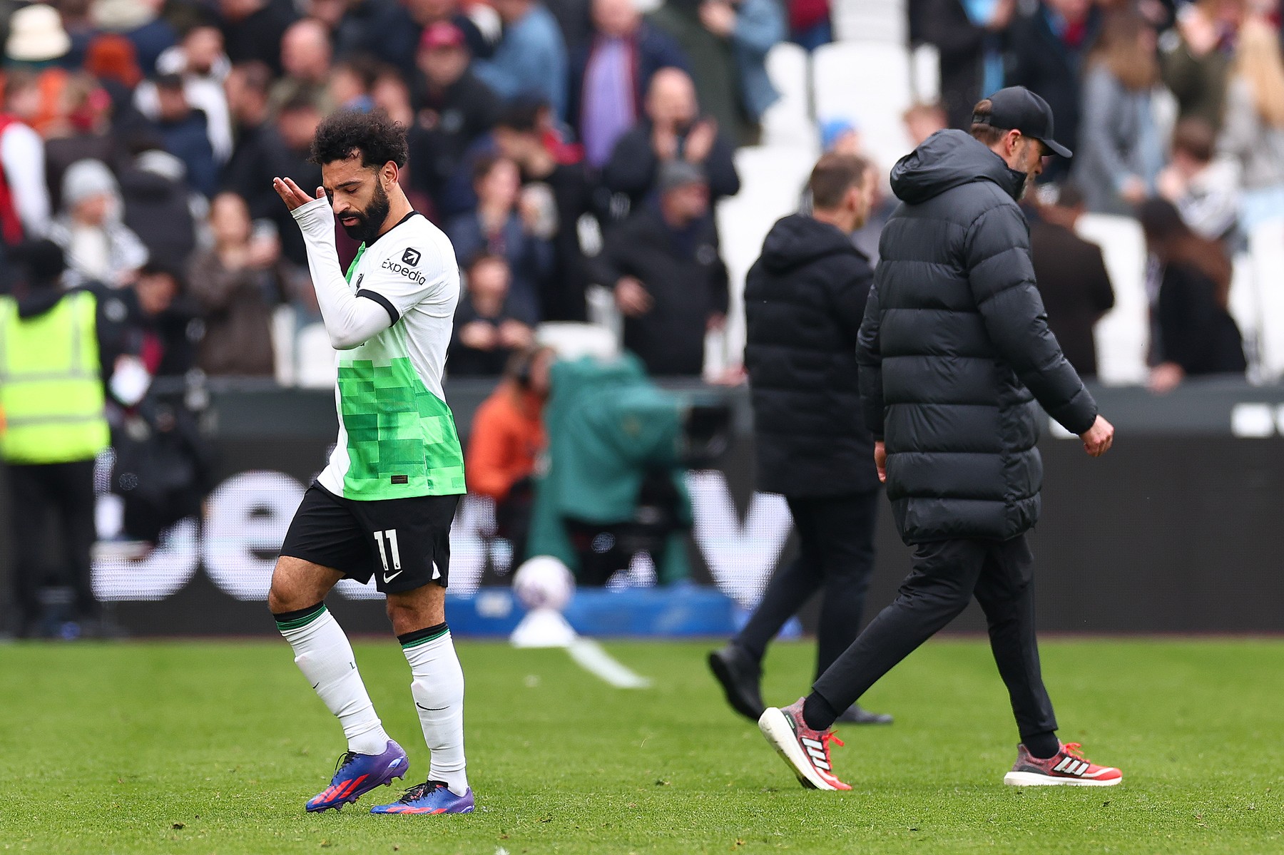 27th April 2024; London Stadium, London, England; Premier League Football, West Ham United versus Liverpool; A dejected Liverpool Manager Jurgen Klopp ignores Mohamed Salah after the 2-2 draw,Image: 868364373, License: Rights-managed, Restrictions: , Model Release: no, Credit line: Shaun Brooks / Actionplus / Profimedia