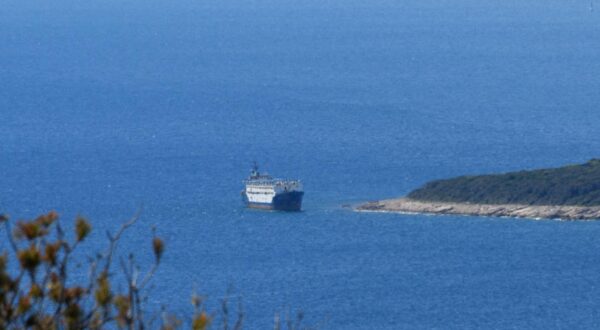 17.04.2024., Tunarica - Na ulazu u luku Rasa, nasukao se brod, koji plovi pod tanzanijskom zastavom. Nema ozlijedjenih, niti oneciscenja mora. Photo: Sasa Miljevic / PIXSELL/PIXSELL