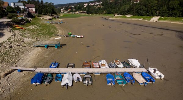An aerial view shows boats in the dry bed of Brenets Lake (Lac des Brenets), part of the Doubs River, a natural border between eastern France and western Switzerland, in Les Brenets on July 18, 2022. The river has dried up due to  a combination of factors, including geological faults that drain the river, decreased rainfall and heat waves.,Image: 708040992, License: Rights-managed, Restrictions: , Model Release: no, Credit line: Fabrice COFFRINI / AFP / Profimedia
