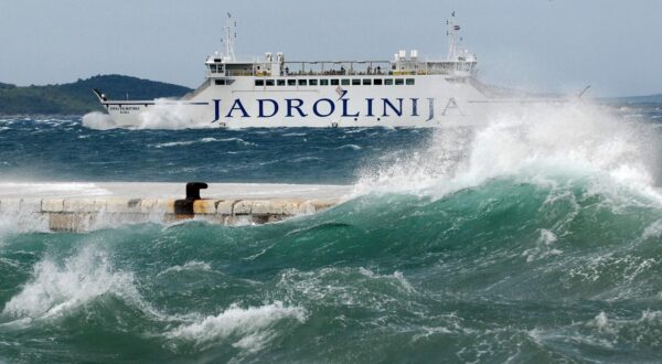 21.05.2012., Zadar - Orkansko jugo na zadarskoj rivi stvaralo je valove do 3m visine. Trajektni promet odvijao se u nesto tezim uvijetima. rPhoto: Dino Stanin/PIXSELL