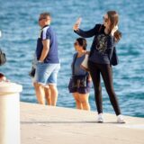 08.04.2024., Zadar - Suncano i toplo vrijeme Zadrani i njihovi turisti iskoristili su za setnju po gradu. Neki su uzivali u suncu a neki su se i okupali Photo: Sime Zelic/PIXSELL