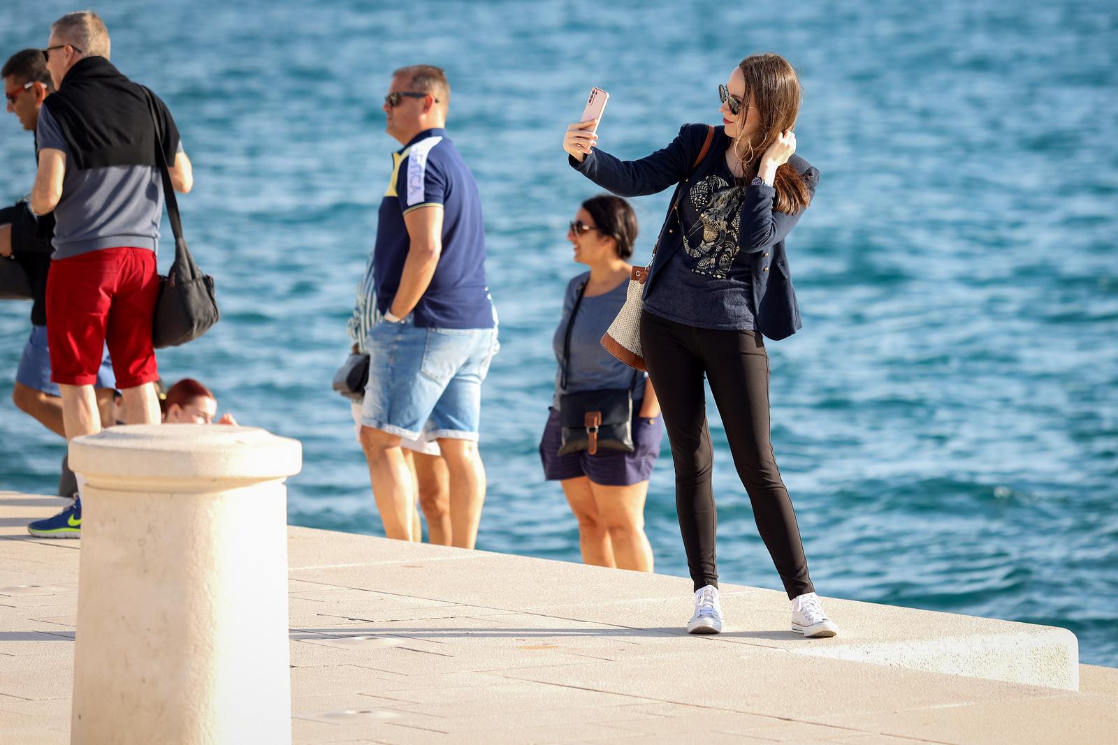 08.04.2024., Zadar - Suncano i toplo vrijeme Zadrani i njihovi turisti iskoristili su za setnju po gradu. Neki su uzivali u suncu a neki su se i okupali Photo: Sime Zelic/PIXSELL