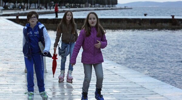 10.03.2013., Zadar - Oblacno vrijeme i slaba kisa nije omela malobrojne setace dna rivi.rPhoto: Zeljko Mrsic/PIXSELL