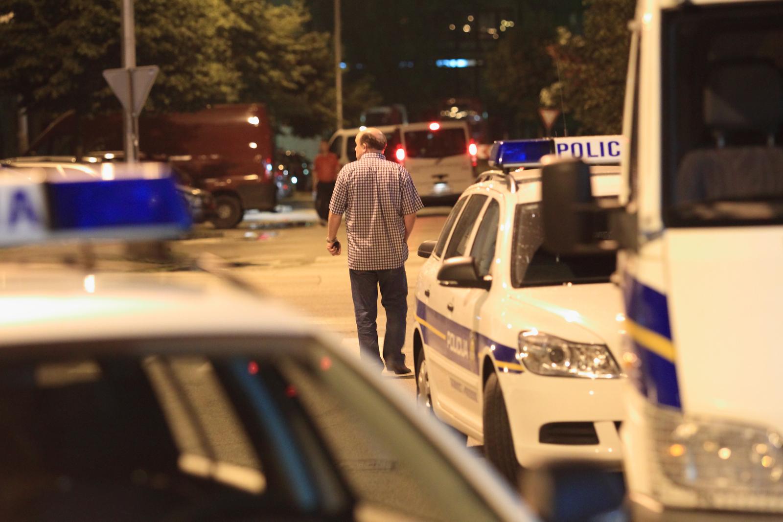 25.05.2012., Zagreb - Policija je tragala za pociniteljem pljacke banke na Jarunu, koja se dogodila u poslijepodnevnim satima, i pokusala ga uhititi na Lanistu, gdje se skrivao u stanu. Zapucao je na policiju te pobjegao s mjesta dogadjaja u smjeru juga. r"nPhoto: Zeljko Lukunic/PIXSELL