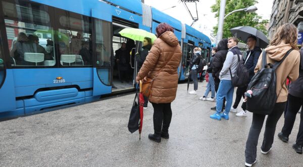23.04.2024., Zagreb - Kisni utorak poceo je kvarom tramvaja kod Kvatrnikovog trga, dugim kolonom tramvaja u Maksimirskoj i putnicima koji hodaju do odredista.
 Photo: Patrik Macek/PIXSELL