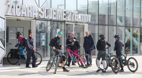 17.2.2024.,Zagreb - Mnogi gradjani iskoristili su lijepo vrijeme za izlet i rekreaciju na Sljemenu ,a Zet je odlucio gradjanima pokloniti besplatnu voznju zicarom.  Photo: Jurica Galoic/PIXSELL
