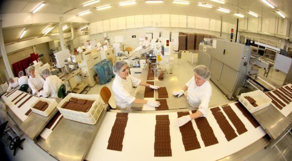 05.03.2014., Pozega - Tvornica cokolade i keksa Zvecevo.  Radnici u pogonu pakiraju cokolade. 