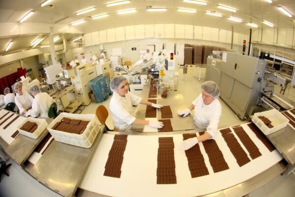 05.03.2014., Pozega - Tvornica cokolade i keksa Zvecevo.  Radnici u pogonu pakiraju cokolade. 
