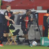 epa11257503 Leverkusen's Jeremie Frimpong (R) celebrates with teammates Josip Stanisic (L) after scoring the 1-0 goal during the German DFB Cup semi-finale soccer match between Bayer 04 Leverkusen and Fortuna Duesseldorf in Leverkusen, Germany, 03 April 2024.  EPA/RONALD WITTEK CONDITIONS - ATTENTION: The DFB regulations prohibit any use of photographs as image sequences and/or quasi-video.