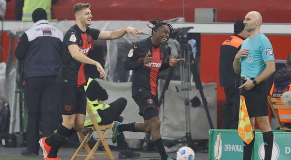 epa11257503 Leverkusen's Jeremie Frimpong (R) celebrates with teammates Josip Stanisic (L) after scoring the 1-0 goal during the German DFB Cup semi-finale soccer match between Bayer 04 Leverkusen and Fortuna Duesseldorf in Leverkusen, Germany, 03 April 2024.  EPA/RONALD WITTEK CONDITIONS - ATTENTION: The DFB regulations prohibit any use of photographs as image sequences and/or quasi-video.