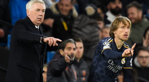 epa11285444 Real Madrid head coach Carlo Ancelotti (L) brings on Luka Modric from the bench during the UEFA Champions League quarter final, 2nd leg match between Manchester City and Real Madrid in Manchester, Britain, 17 April 2024.  EPA/PETER POWELL