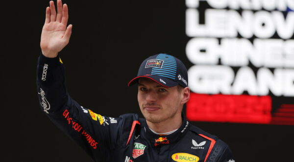 epa11291202 Red Bull Racing driver Max Verstappen of the Netherlands waves after winning the Formula One Chinese Grand Prix, in Shanghai, China, 21 April 2024. The 2024 Formula 1 Chinese Grand Prix is held at the Shanghai International Circuit racetrack on 21 April after a five-year hiatus.  EPA/ALEX PLAVEVSKI