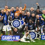 epa11294834 Players and staff of Inter celebrate winning the Serie A title after winning the Italian Serie A soccer match between AC Milan and FC Inter, in Milan, 22 April 2024.  EPA/DANIEL DAL ZENNARO