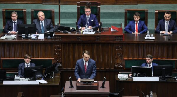 epa11299535 Polish Minister of Foreign Affairs Radoslaw Sikorski (C-front), during his speech at the Sejm in Warsaw, Poland, 25 April 2024. Minister Sikorski presented information on the tasks of Polish foreign policy in 2024.  EPA/Leszek Szymanski POLAND OUT