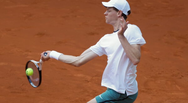 epa11310538 Jannik Sinner of Italy in action during his round of 16 match against Karen Khachanov of Russia at the Madrid Open tennis tournament in Madrid, Spain, 30 April 2024.  EPA/JUANJO MARTIN