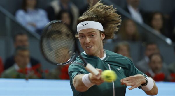 epa11320167 Andrey Rublev of Russia in action during his men's single final match against Felix Auger-Aliassime of Canada at the Madrid Open tennis tournament in Madrid, Spain, 05 May 2024.  EPA/Chema Moya