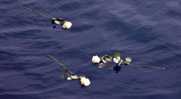 Dubrovnik, 06.05.2024. – U spomen na pomorsku tragediju potonuća broda „Aurora“, u kojoj je prije 32 godine poginulo desetero ljudi, u dubrovačkoj luci Gruž u ponedjeljak u 16.43 sati položeni su vijenci u more. Foto Hina/Baldo MARUNČIĆ