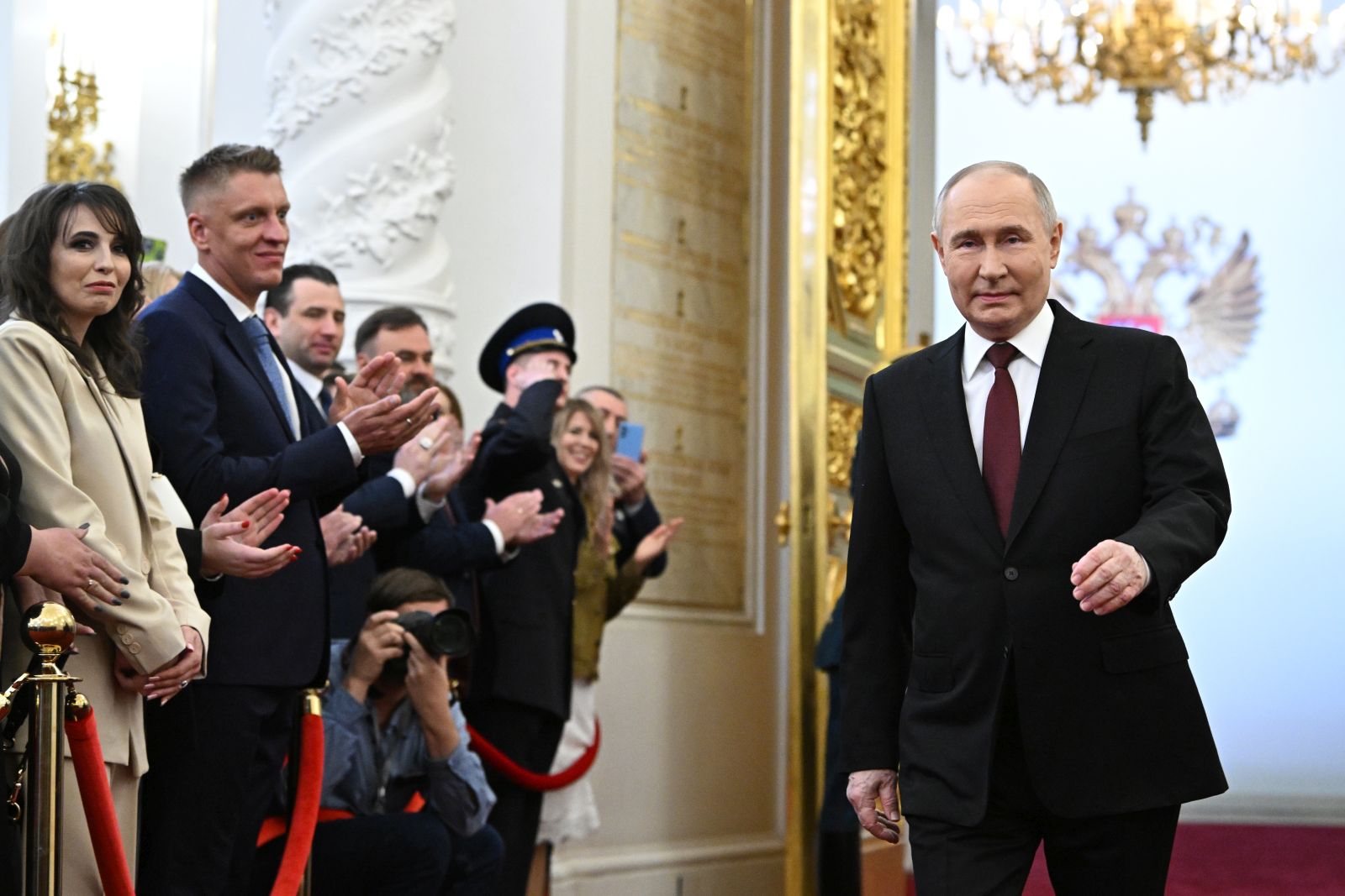 epa11324077 Russian President Vladimir Putin (R) attends the inauguration ceremony in the Kremlin, Moscow, Russia, 07 May 2024. Putin won the presidential elections in March 2024.  EPA/SERGEY BOBYLEV/SPUTNIK / KREMLIN / POOL