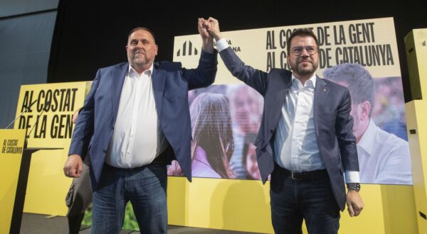 epa11332010 Catalan regional President and candidate for re-election for left pro-independence party ERC Pere Aragones (R) and ERC's president Oriol Junqueras (L) take part in the closing electoral campaign event in Tarragona, Spain, 10 May 2024. Catalonia is holding its Regional elections on 12 May 2024.  EPA/Marta Perez